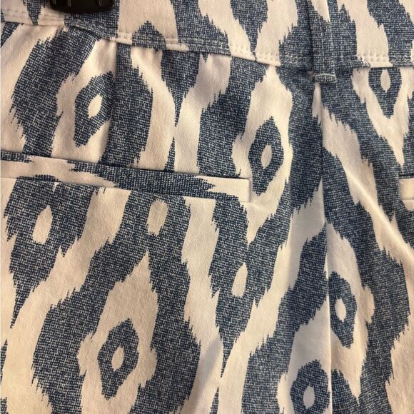 Stylish Isaac Mizrahi Blue and White Patterned Women's Shorts Sz 12 - Picture 4 of 4